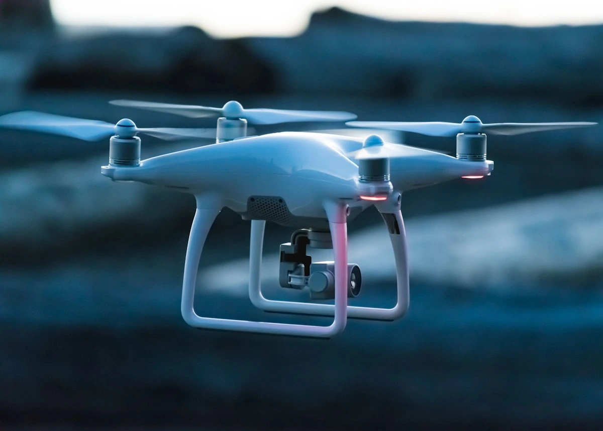 Drone DJI em voo — captação aérea RAW Studio